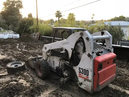 Abogado de accidentes laborales para trabajador de la construcción con Bobcat