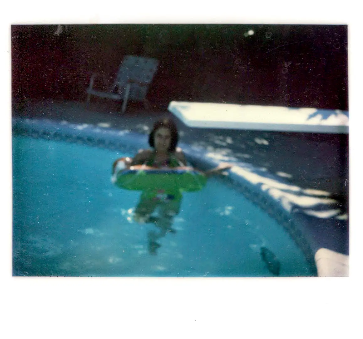 Niña de los años 70 en la piscina, Van Nuys